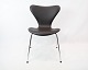 Syver stol, model 3107, polstret med brun mokka elegance læder, designet af Arne Jacobsen og fremstillet hos Fritz Hansen.5000m2 udstilling.