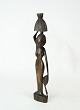 Afrikansk figur i form af kvinde af palisander.
5000m2 udstilling.