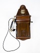 Gammel telefon fra Jydsk Telefon Aktieselskab af mørkt træ.
5000m2 udstilling.