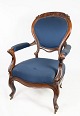 Antik armstol af mahogni og polstret med blåt stof fra 1880.  
5000m2 udstilling.