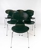 Sæt af fem mørke grønne Myre stole, model 3101, designet af Arne Jacobsen i 1952 og fremstillet af Fritz Hansen. 5000m2 udstilling.