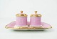 Skrivesæt af porcelæn i lyserød farve og med guldkant fra 1860. 
5000m2 udstilling.
