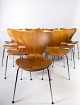 Sæt af 12 Syver stole, model 3107, i teak designet af Arne Jacobsen og fremstillet af Fritz Hansen i 1996. 5000m2 udstilling.