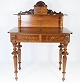 Sminkebord/skrivebord af valnød og dekoreret med udskæringer, i flot antik stand 
fra 1880erne.
5000m2 udstilling.
