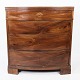 Empire chest of drawers of polished mahogany with four drawers, from around 
1820.
5000m2 showroom.
