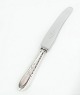 Dinner knife in empire of hallmarked silver.
5000m2 showroom.