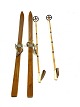 A pair of skis and matching poles, with patina from around the 1930s. 
5000m2 showroom.
Great condition
