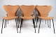 Serie 7™ 3107 80th jubilæums model fuldpolstret stol i slebet Walnut læder med stel i sort pulverlakeret stål. 5000m2 udstillingFlot stand