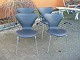 Arne Jacobsen 
7´er stolen med armlæn , 4 stk i sort læder 
5000 m2 udstilling