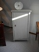 A couple of grey paintet cupboards from 1830 in good condition 
5000 m2 showroom
