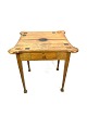 Antikt spillebord med mindre skuffe af egetræ med stil af louis seize fra perioden 1760-1790. 5000m2 udstillingFlot stand