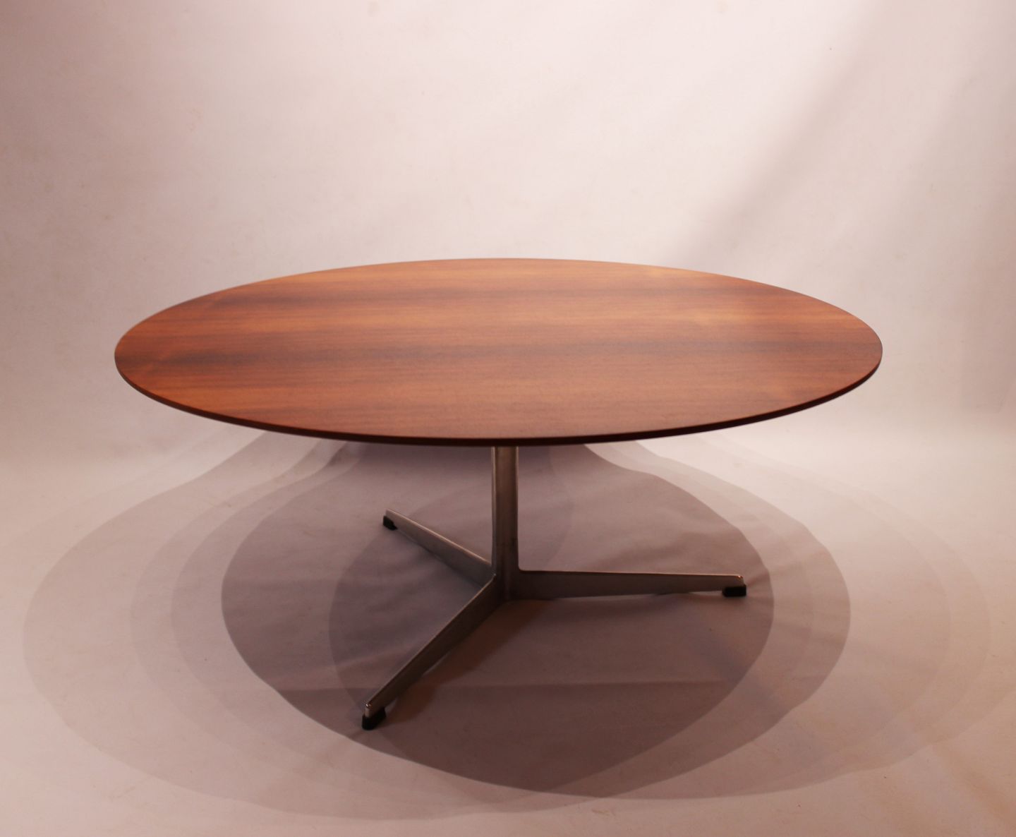 Rundt sofabord, 3513, Arne Jacobsen og fremstillet af Ha - Osted Antik & Design