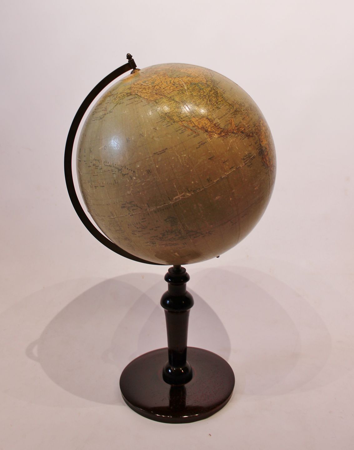 globus med stel af poleret træ og messing fra 1940erne. * 5000m2 udstillin Osted Antik & Design