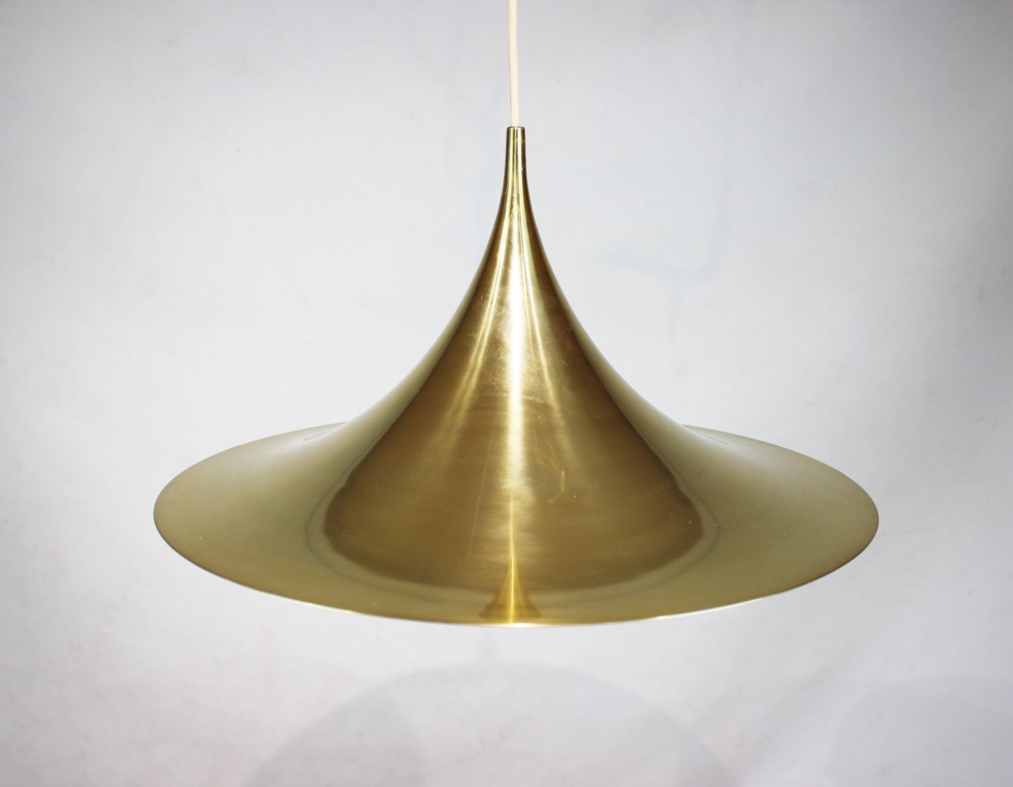 Guld farvet Semi pendel designet Claus Bonderup og Thorsten Thorup 196 - Osted Antik & Design