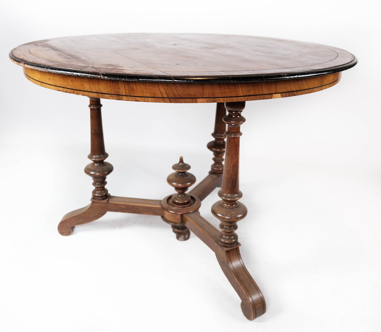 spisebord af valnød med flot antik stand fra 1890erne. * 5000m - Osted Antik & Design